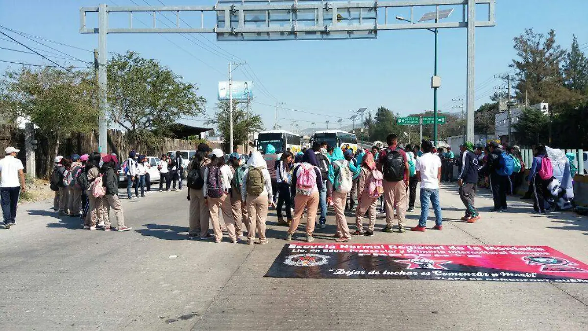 Alumnos bloquean autopista